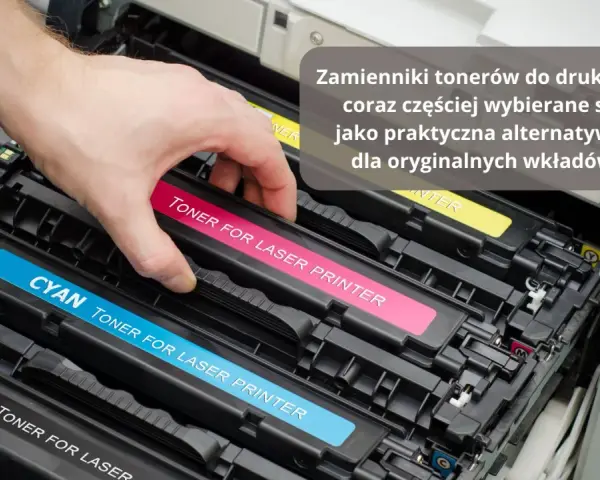 Wkładanie różowego tonera do drukarki Konica Minolta C360. Obok widoczne wkłady cyan i black.