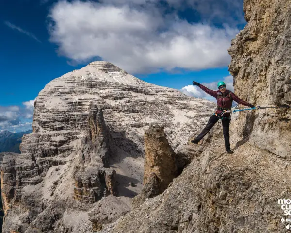 Kobieta na via ferrata, pokonująca skalną ścieżkę z ubezpieczeniem. To właśnie jest ferrata co to za przygoda!
