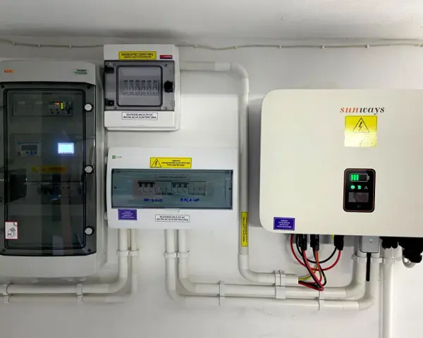 Instalacja fotowoltaiczna z falownikiem Sunways i rozdzielnicami. To serce systemu, które pokazuje, co to jest magazyn energii i jak działa.
