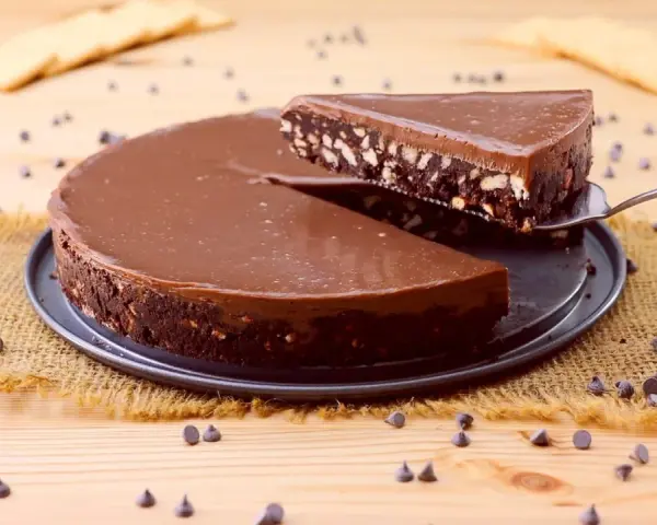 Una fetta di golosa torta fredda senza cottura al cioccolato, con biscotti e nocciole, viene servita.
