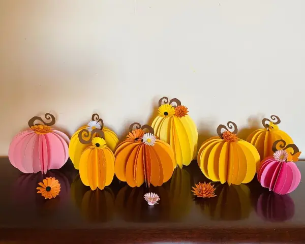 Pyssla halloween med söta papperspumpor i rosa och gult. Perfekt för höstmyset!