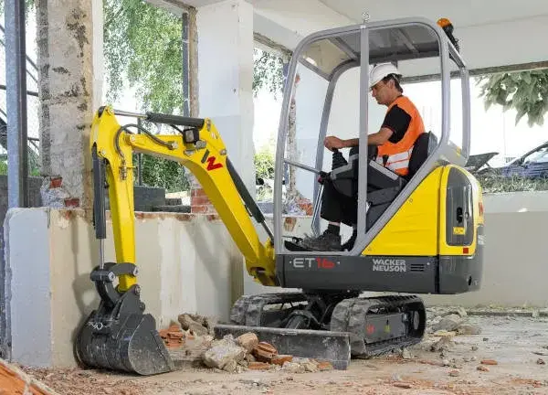 Ile kosztuje mini koparka? Poznaj ceny i uniknij niepotrzebnych wydatków