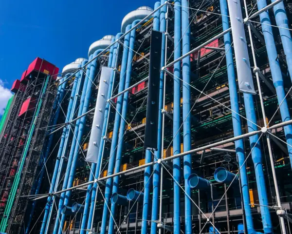 Widok z dołu na kolorowe rury i konstrukcję budynku Centrum Pompidou w Paryżu.
