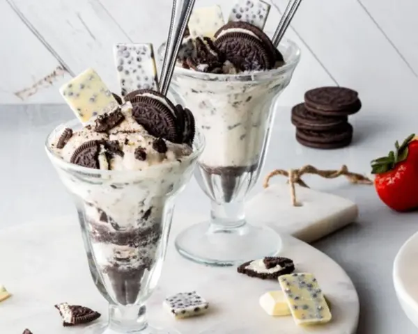 Dwa puchary lodów z kawałkami oreo i białej czekolady. Idealne na deser, gdy masz ochotę na oreo ciastka.