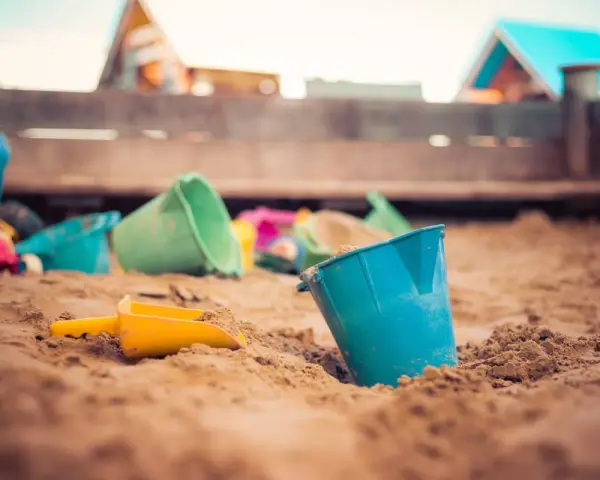 Jouets de plage dans le sable, prêts pour une demande de stage pratique BAFA.
