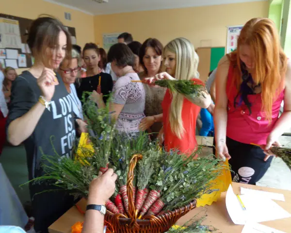 Grupa kobiet tworzy bukiety z ziół, przechodząc od tradycyjnej magii do psychotroniki.