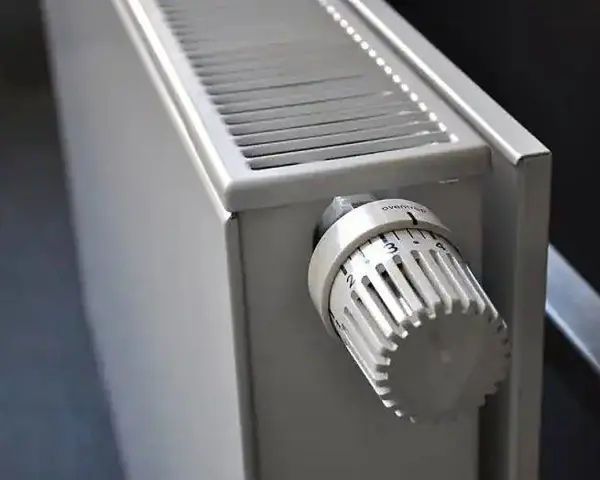 Termostato de un circuito de calefacción por radiadores de agua, ajustando la temperatura.