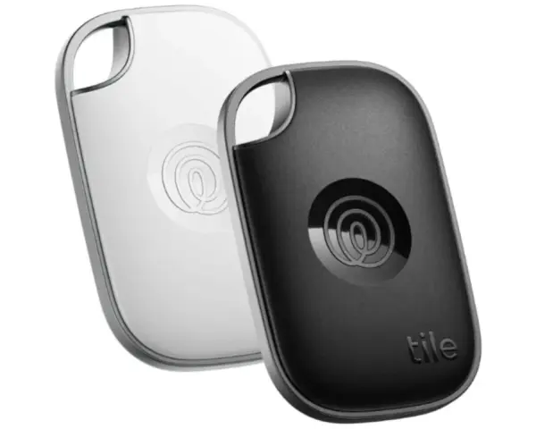 Dos rastreadores de teléfono, uno blanco y otro negro, con el logo de Tile.