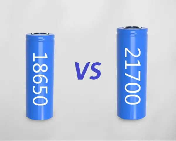 Dos baterías cilíndricas azules, una etiquetada "18650" y otra "21700", separadas por un símbolo "VS".