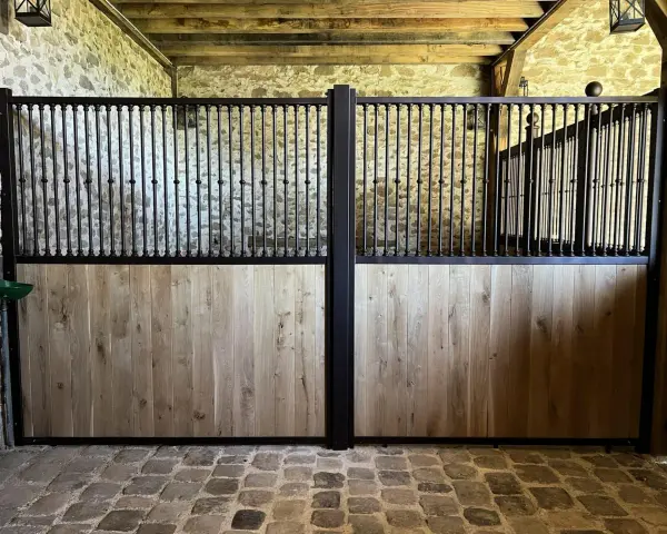 Plan d'un box cheval avec portes en bois et barreaux noirs.