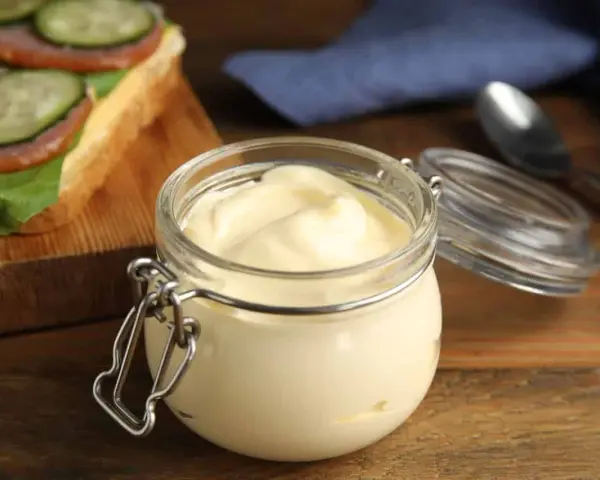 Un pot de mayonnaise maison sans oeuf, crémeuse et onctueuse, prête à garnir un sandwich.