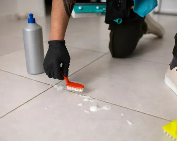 Skuteczne sposoby na czyszczenie fug na podłodze – uniknij błędów