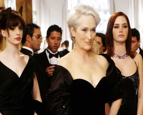 Il cast de Il diavolo veste Prada: Anne Hathaway, Meryl Streep e Emily Blunt in abiti eleganti.