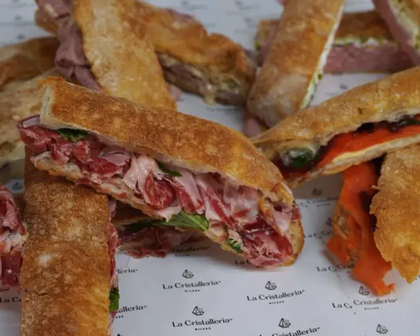 Pan de cristal ripieni di salumi e salmone affumicato, un'esplosione di sapori.