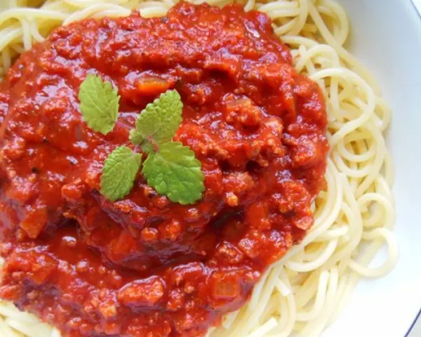 Sos spaghetti z mięsem: ile kalorii? Zmniejsz je sprytnie!