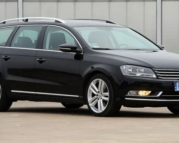 Czarny Volkswagen Passat B7 Variant, popularny wśród kierowców, prezentuje się elegancko. Wiele pozytywnych passat b7 opinie potwierdza jego wszechstronność.