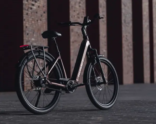 Elegancki rower elektryczny ROMET, idealny wybór, jeśli szukasz jaki rower elektryczny do 5000. Stylowy design i praktyczne rozwiązania.