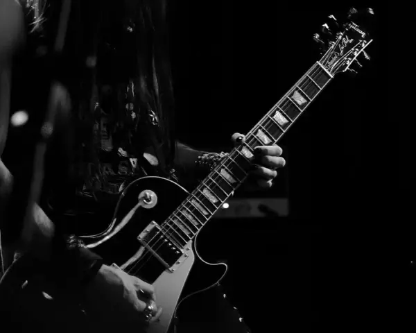 Ein Gitarrist spielt einen fetten Gitarren Riff auf einer E-Gitarre.