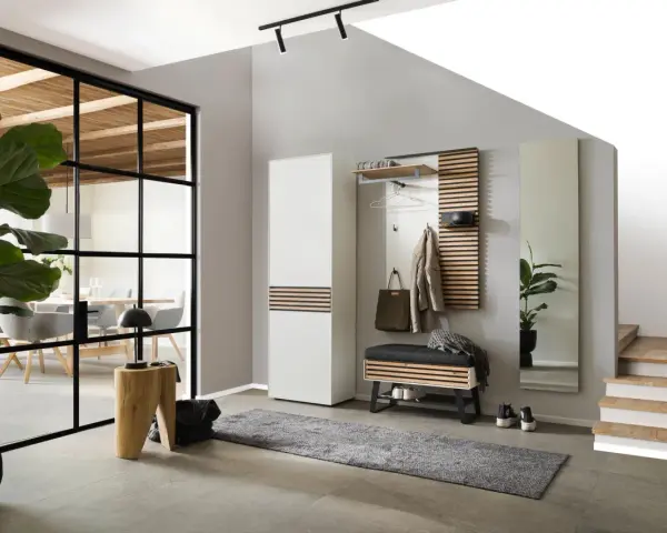 Modernen eingangsbereich gestalten: Garderobe, Bank, Spiegel und Teppich schaffen Ordnung. Ein Holzhocker und eine Pflanze setzen Akzente.