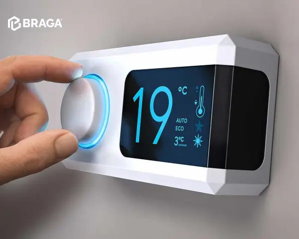 Dito come funziona un termostato wifi: una mano regola la temperatura su un display digitale moderno.