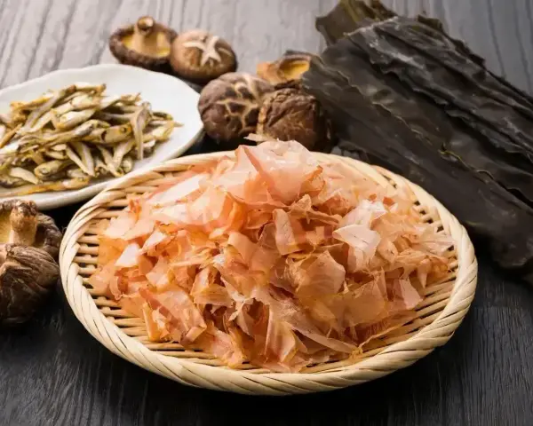 Suszone rybki, grzyby shiitake, wodorosty kombu i płatki bonito – składniki, które nadają potrawom głęboki, bogaty smak umami.