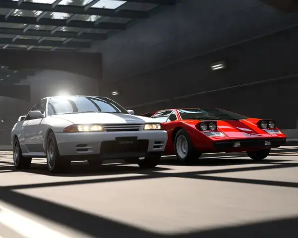 Biały Nissan i czerwony Lamborghini ścigają się na torze, jak w grze Gran Turismo 8.