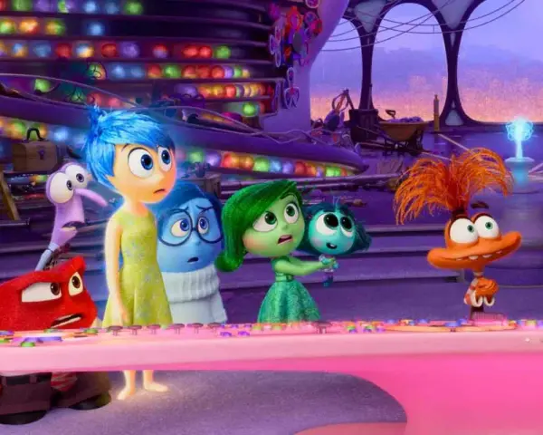 Le emozioni di Inside Out 2, tra cui Gioia, Tristezza e Disgusto, si preparano all'uscita del film con nuovi personaggi.