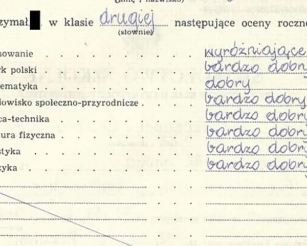 Uczeń otrzymał w drugiej klasie następujące oceny słownie: wyróżniające, bardzo dobry, dobry, bardzo dobry, bardzo dobry, bardzo dobry, bardzo dobry, bardzo dobry.