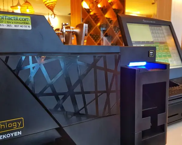 Sistema TPV para restaurantes, con pantalla, cajón y dispensador de efectivo. Ideal para gestionar tu negocio con software para restaurantes gratis.