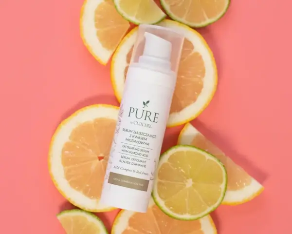 Białe serum PURE by CLOCHEE z kwasem migdałowym, otoczone plasterkami cytrusów. Idealne dla skóry tłustej i mieszanej.