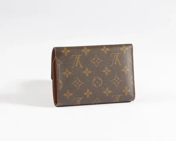 Portafoglio compatto con l'iconico monogramma, un vero marchio Louis Vuitton originale, perfetto per ogni occasione.