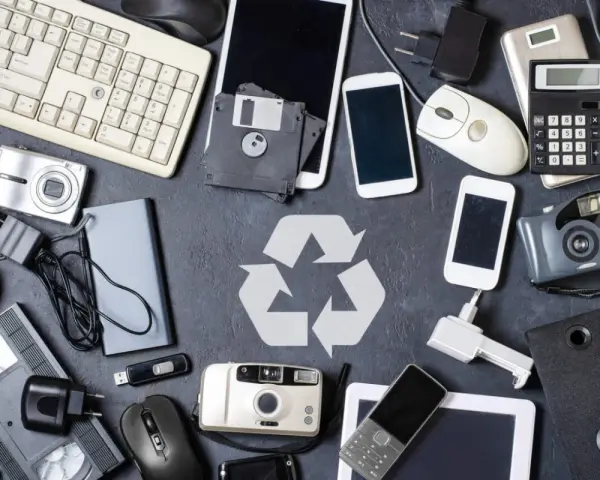 Klawiatura, myszki, telefony, aparat, dyskietki, ładowarki, kalkulator, tablet, powerbank, kamera VHS – to wszystko zaliczamy do elektrośmieci.