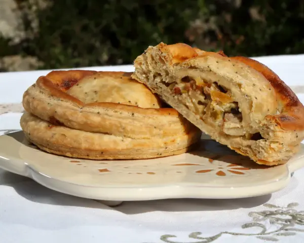Rustico leccese ricetta: sfogliata dorata ripiena di formaggio e verdure, un classico salentino.
