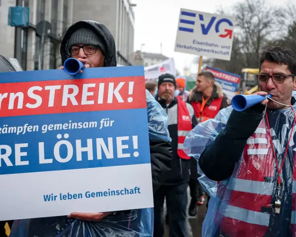 Streikende fordern faire Löhne. Darf ich trotz Streik arbeiten? Die EVG kämpft für ihre Mitglieder.