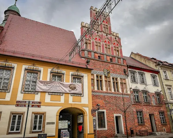 Muzeum Środa Śląska zaprasza na wystawę archeologiczną. Zabytkowe kamienice i ciekawe eksponaty czekają na zwiedzających.