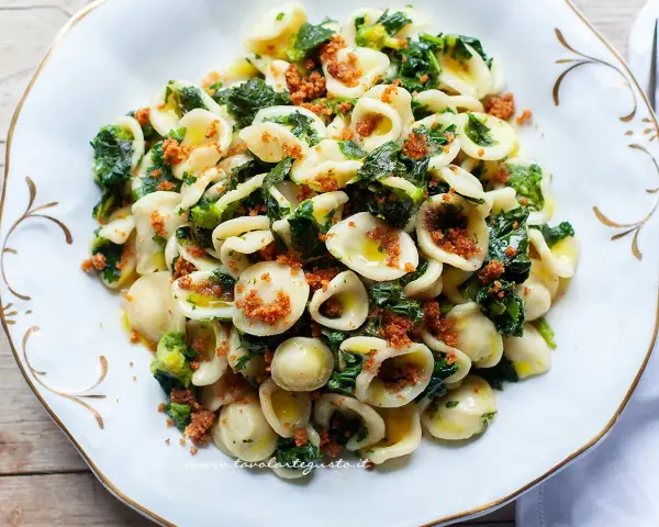 Orecchiette cime di rapa fumanti, un classico pugliese con verdura fresca e pangrattato croccante.