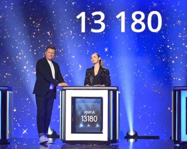 Na scenie programu "Jaka to melodia?" prowadzący i uczestniczka Anika z wynikiem 13180 punktów.