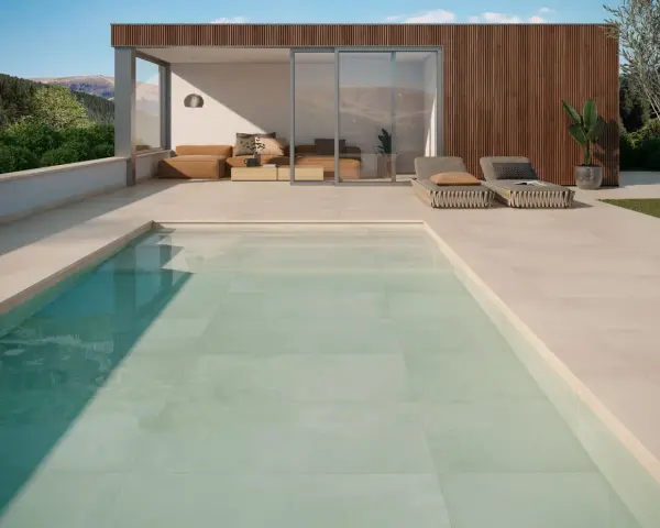 Relájate junto a una piscina con los colores de piscinas modernas, rodeada de un diseño minimalista y vistas a la montaña.