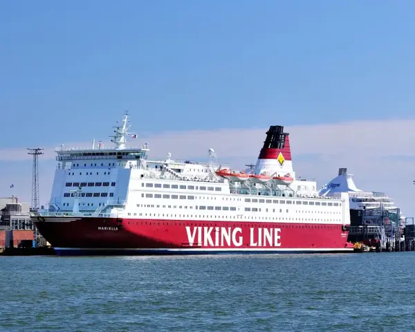 Prom Mariella Viking Line, gotowy do rejsu z Tallinna do Helsinek.
