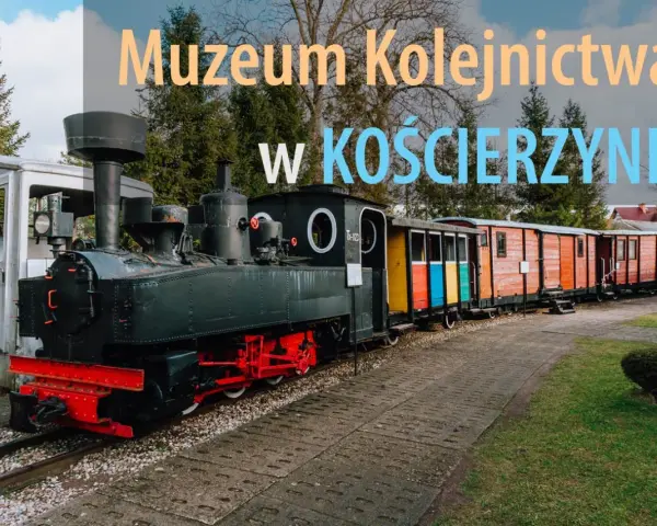 Parowóz i kolorowe wagony stoją na torach w Muzeum Kolejnictwa w Kościerzynie.