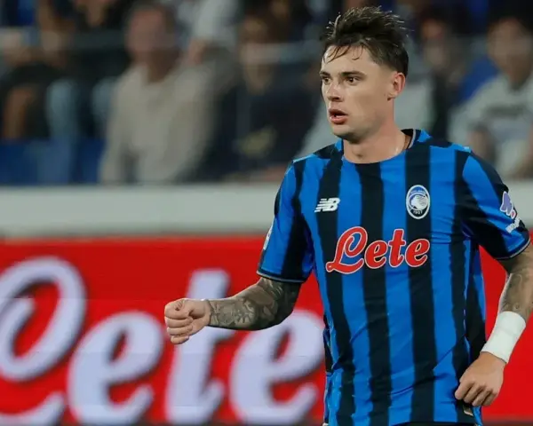 Piłkarz Atalanty w niebiesko-czarnej koszulce z logo "Lete" podczas meczu Atalanta – Udinese.