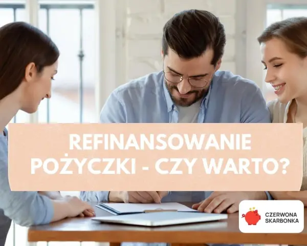 Trzy osoby przy stole omawiają refinansowanie pożyczki. Czy warto? Logo Czerwona Skarbonka.