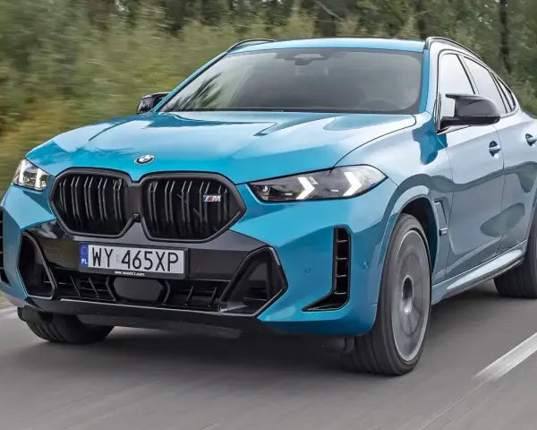 Niebieskie BMW X6 M na drodze. Sprawdź aktualną bmw x6 cena i konfigurację tego sportowego SUV-a.