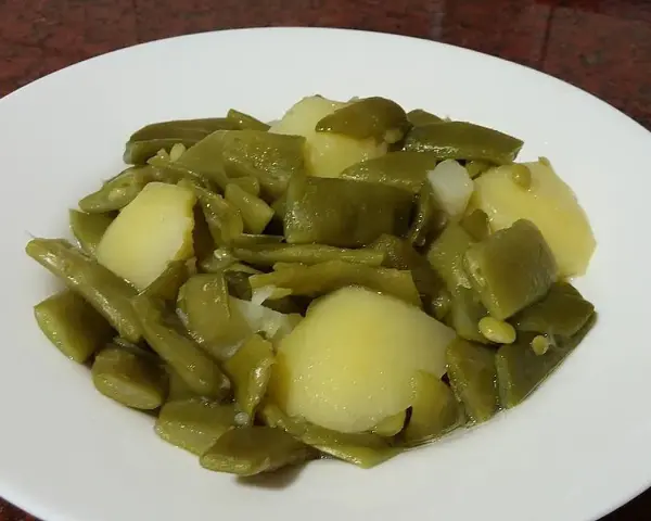 Un plato de judías verdes con patatas, un clásico casero.