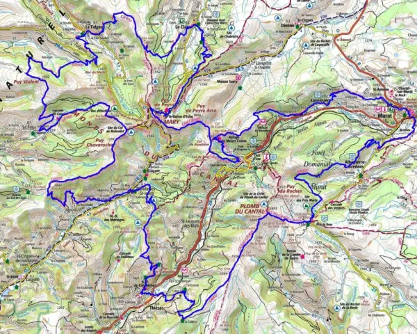 Carte des sentiers de randonnée dans les monts du Cantal, avec des itinéraires GR400 et GR465 traversant des volcans et des villages.