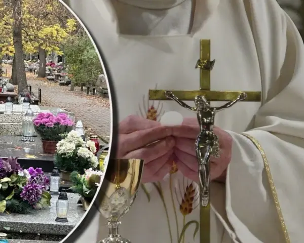 Parafianin w białej szacie trzyma hostię i krzyż. Obok cmentarz z kwiatami i zniczami.