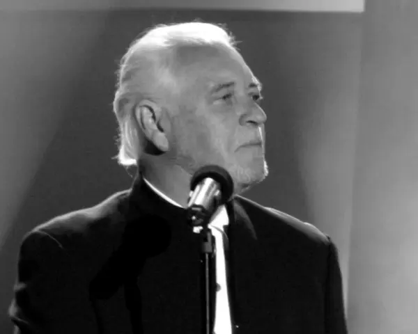 Gary Brooker, jeden z procol harum członków, przed mikrofonem.