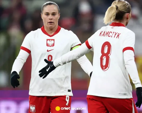 Piłkarki Polski w białych strojach z orłem na piersi, gotowe do meczu z Irlandią.