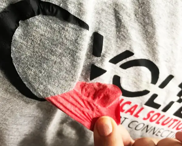 Jak usunąć napisy z bluzy bez uszkadzania materiału - skuteczne metody