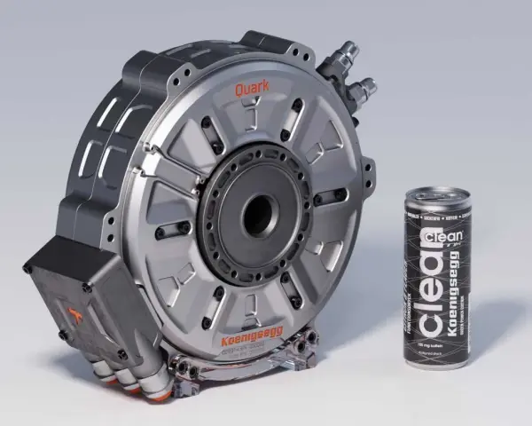 Silnik elektryczny Koenigsegg Quark obok puszki napoju energetycznego.